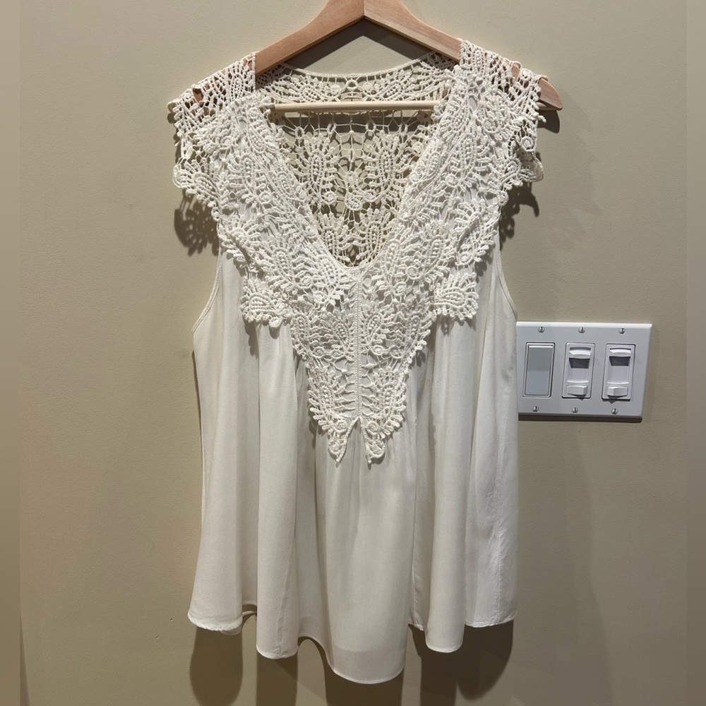 EUC Size Large sleeveless lace tank.